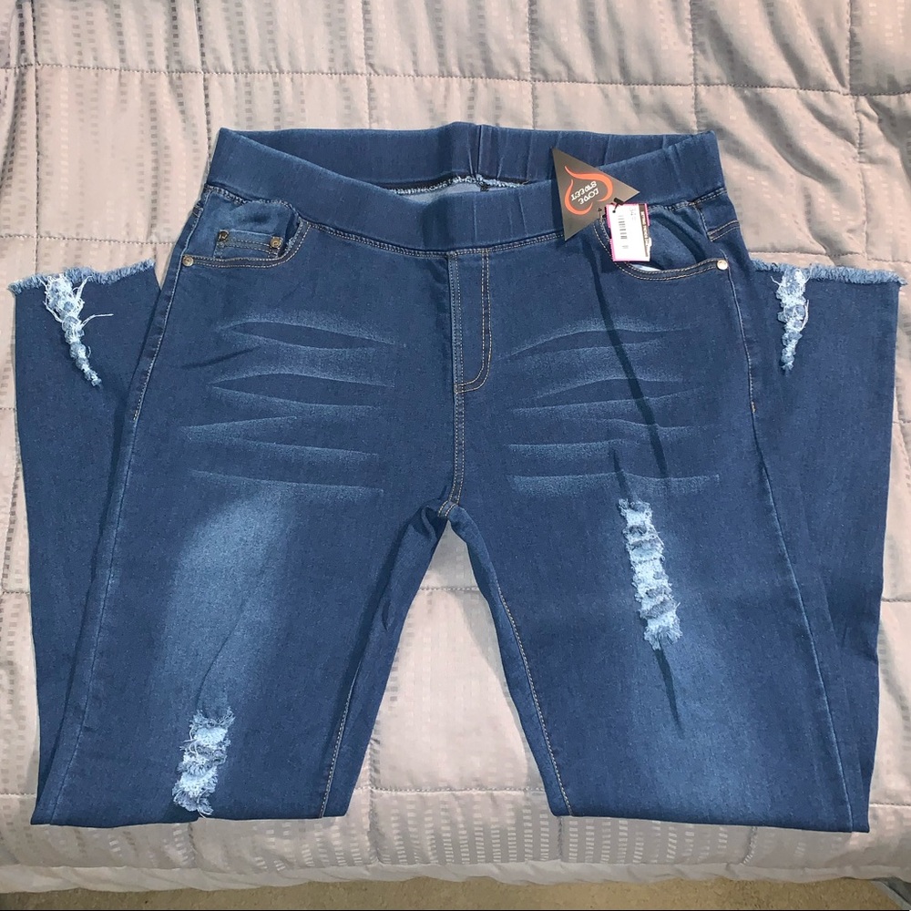 SOLD! NWT Distressed Jeggings